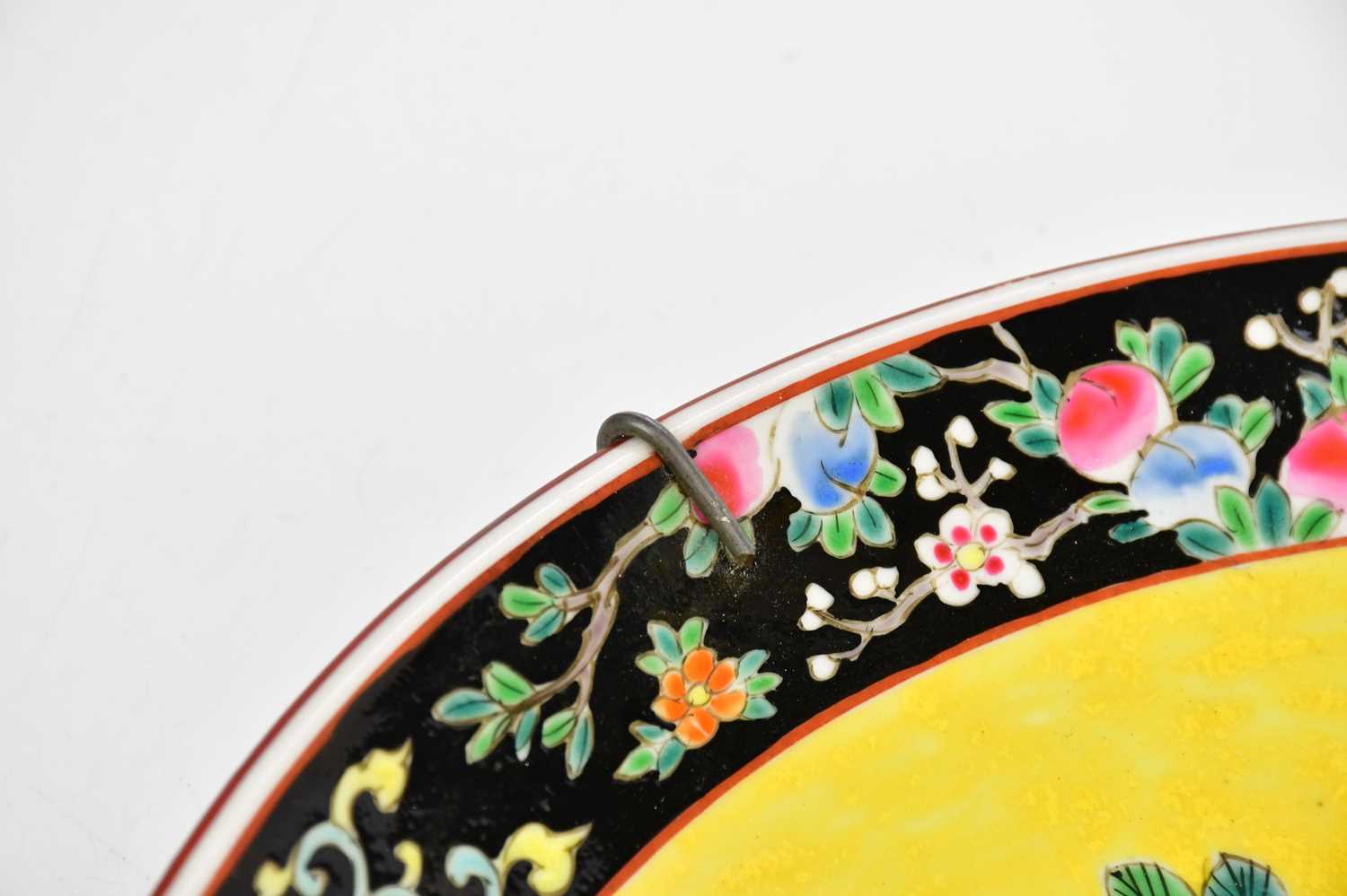 A large 20th century Japanese Famille Noire wall charger, decorated with peacock, diameter 46cm. - Bild 4 aus 6