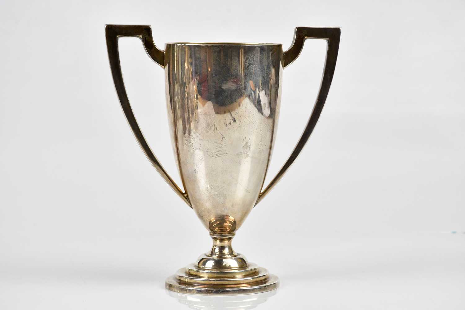 GLADWIN LTD; a George V hallmarked silver twin handled pedestal trophy cup on stepped base, - Bild 4 aus 5