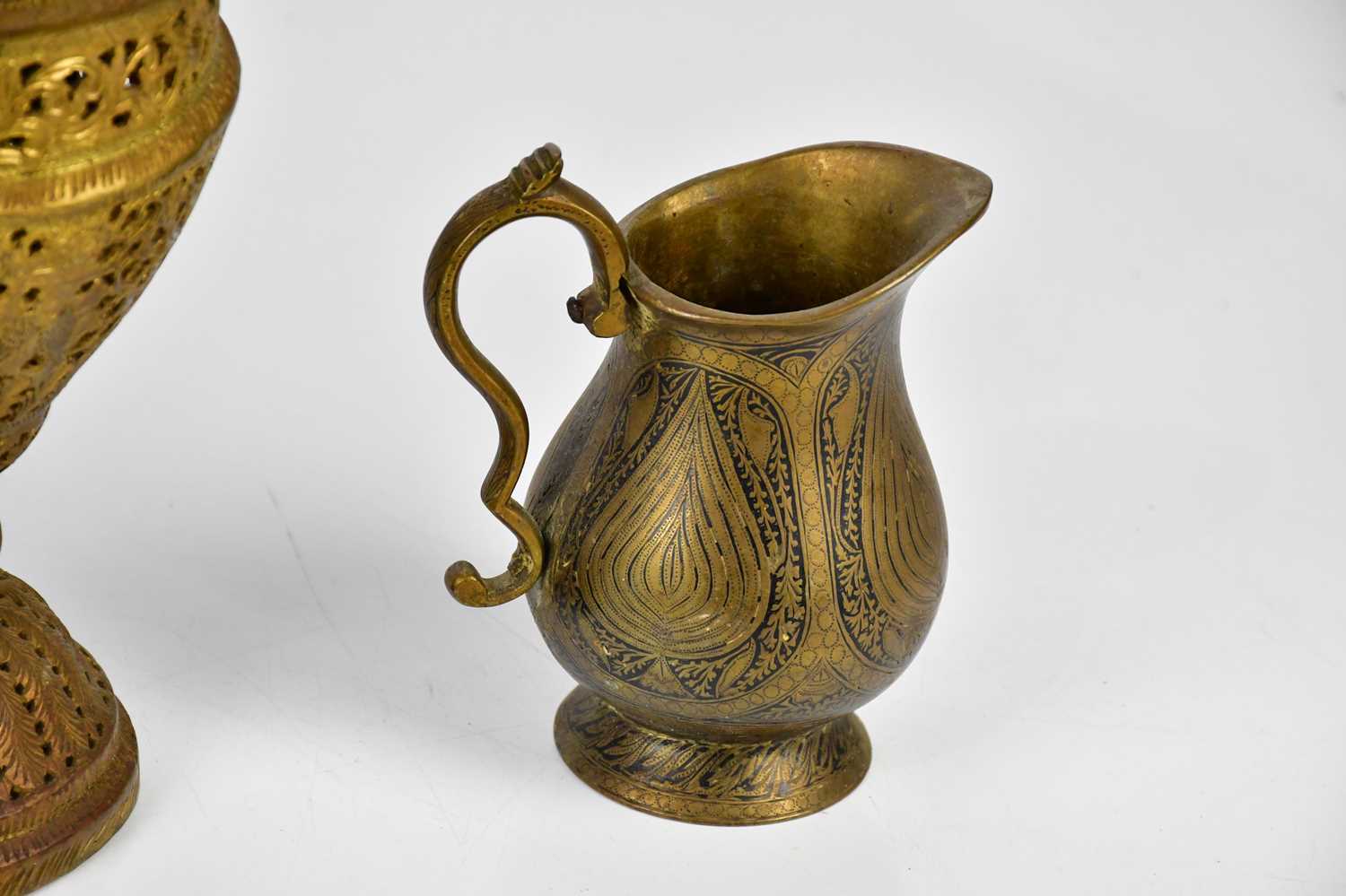 A large Persian ewer, height 49cm, together with a two smaller jugs. - Bild 4 aus 4