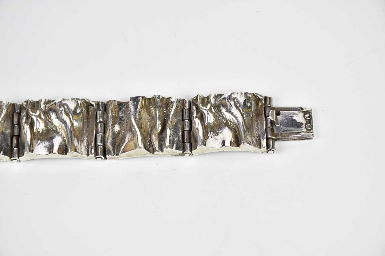 MATTI J HYVARINEN; a stylish Finnish hallmarked silver 925 bracelet made up of seven hinged textured - Image 3 of 6