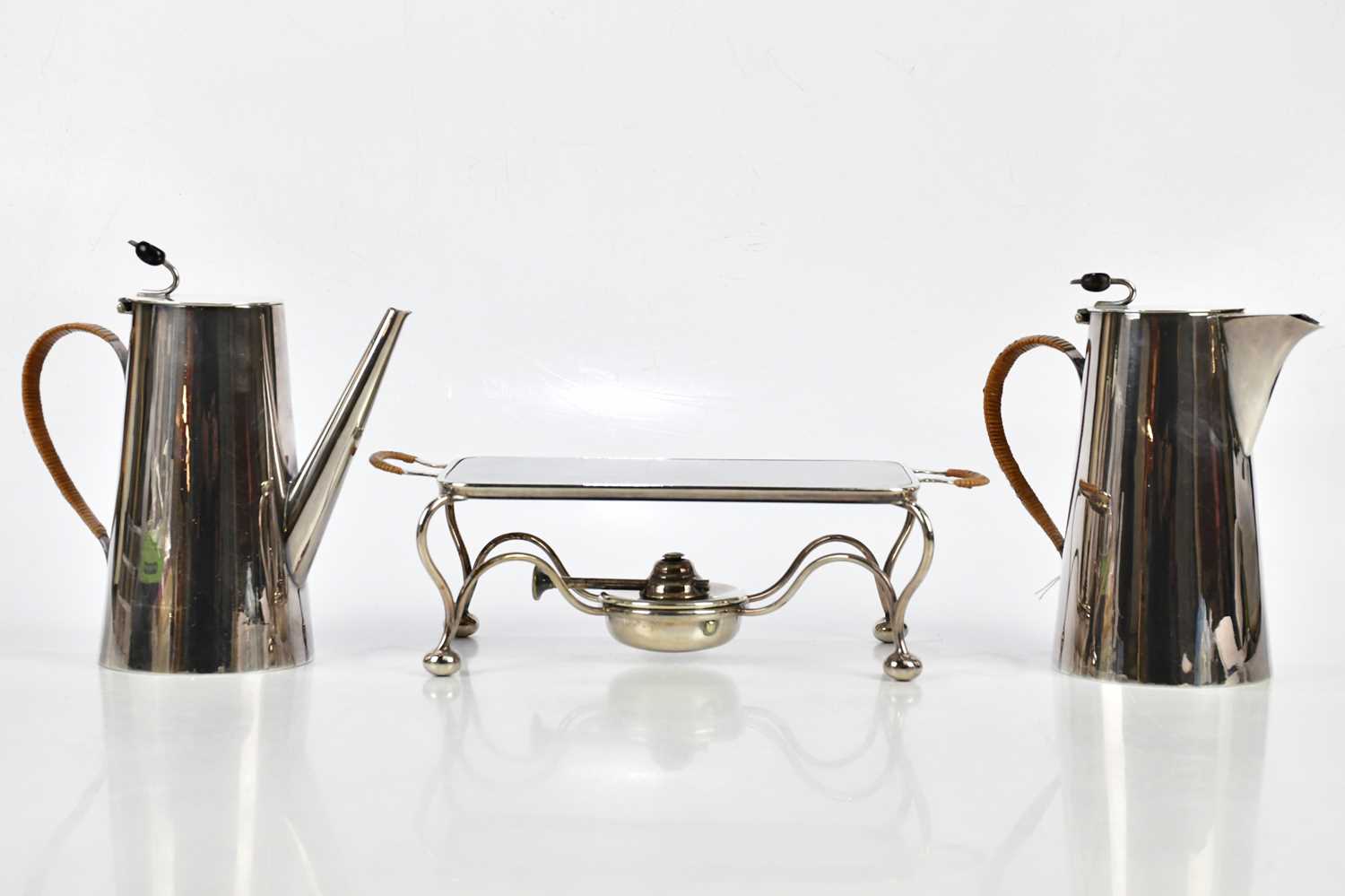 ASPREY & CO; a three piece silver plated coffee set comprising coffee pot, teapot and spirit warmer. - Bild 3 aus 5