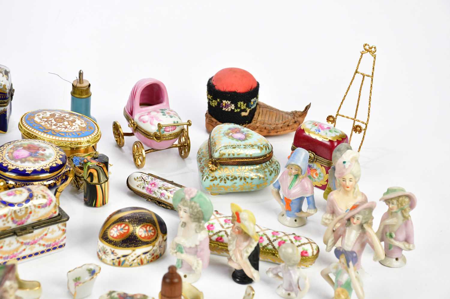A collection of decorative ceramic pill boxes and ceramics including Royal Crown Derby animal form - Bild 3 aus 5