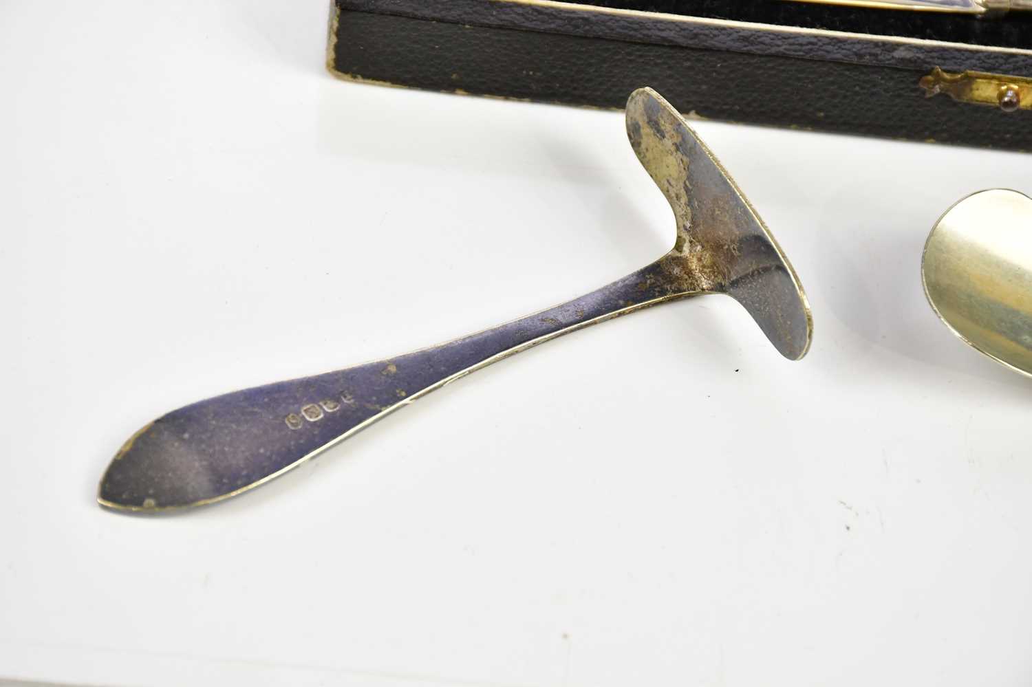 VINERS; a cased set of six hallmarked silver handled butter knives, with a silver plated food pusher - Image 4 of 4