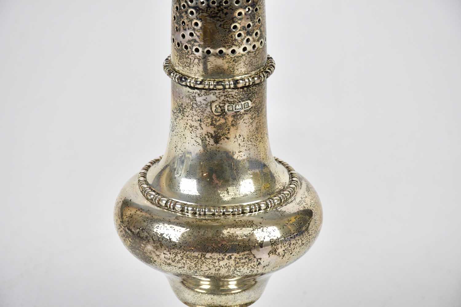 A George V hallmarked silver sugar caster with cast beaded rims, Sheffield 1912, approx 7ozt/218g. - Image 3 of 4