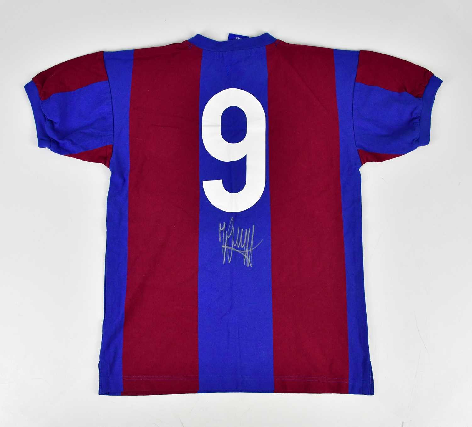 JOHANN CRUYFF; a signed retro style Barcelona football shirt, signed to the reverse, size S. - Image 2 of 3