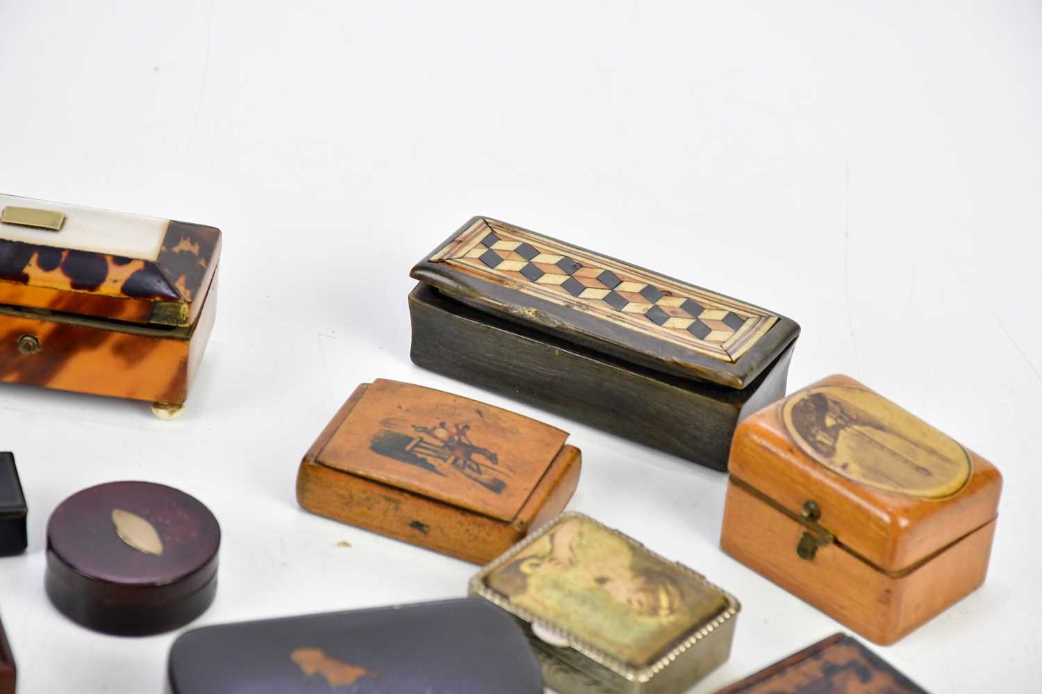 A collection of early 19th century and later snuff boxes including a Georgian papier-mâché - Bild 5 aus 5