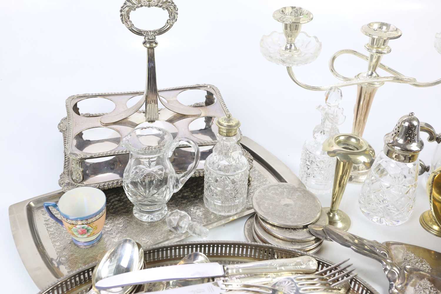 A collection of silver plate including a twin handled candelabrum with glass drips trays, a cruet, - Bild 3 aus 5