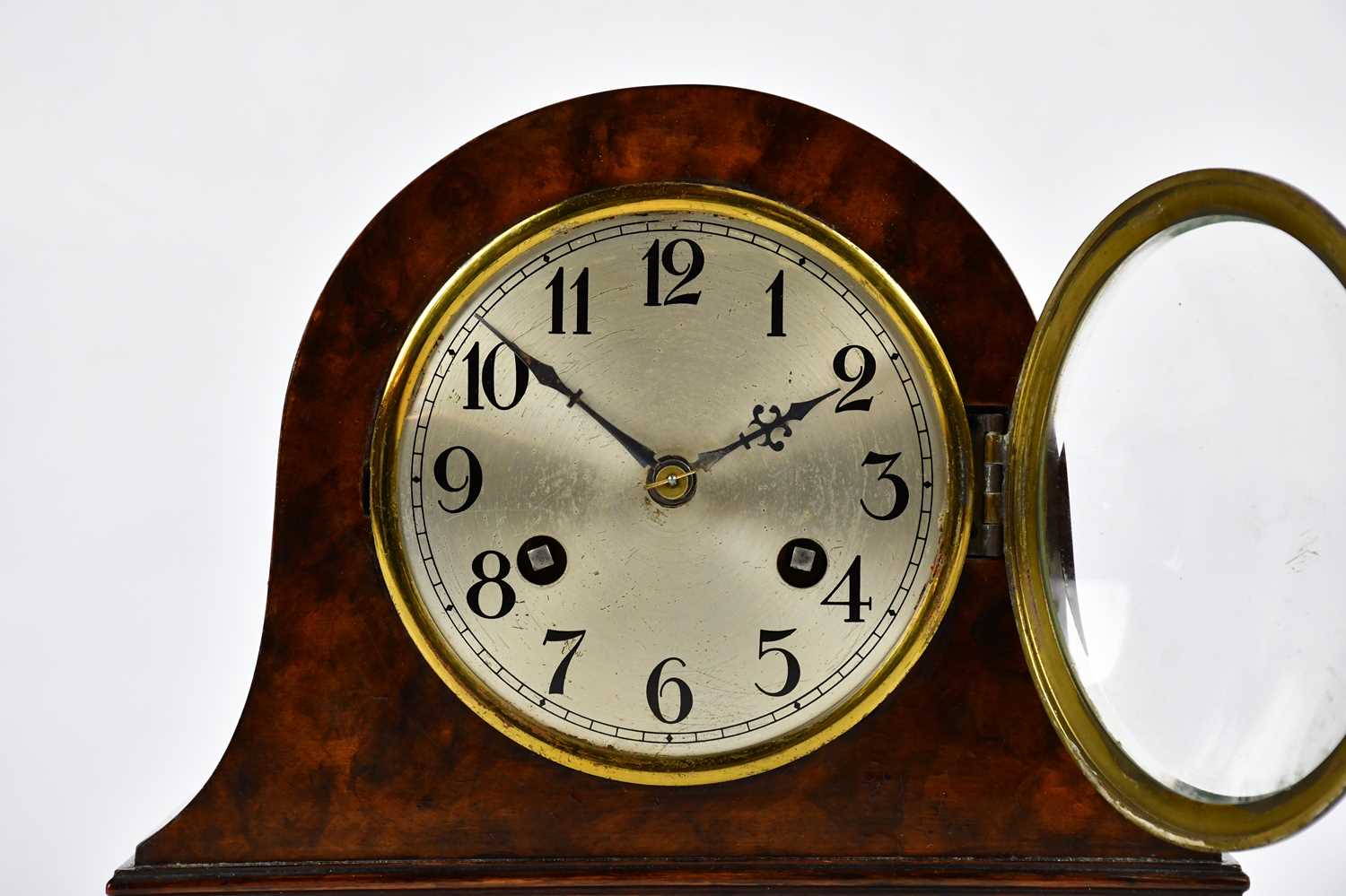 A 1930s walnut mantel clock with silvered dial set with Arabic numerals, with German movement, - Bild 2 aus 5