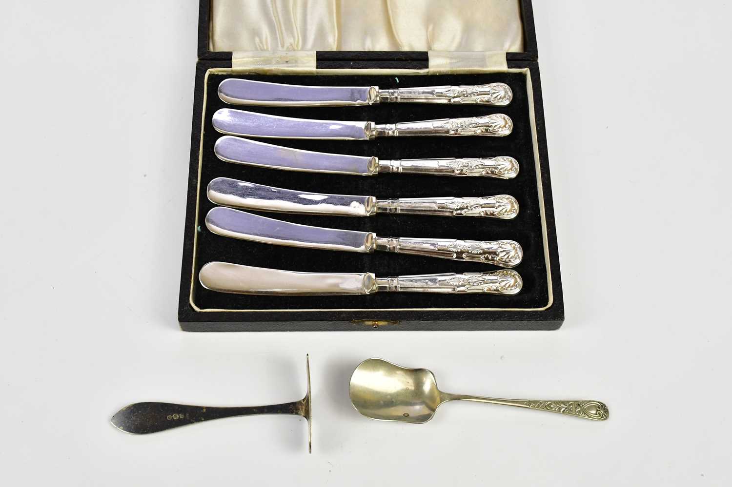 VINERS; a cased set of six hallmarked silver handled butter knives, with a silver plated food pusher