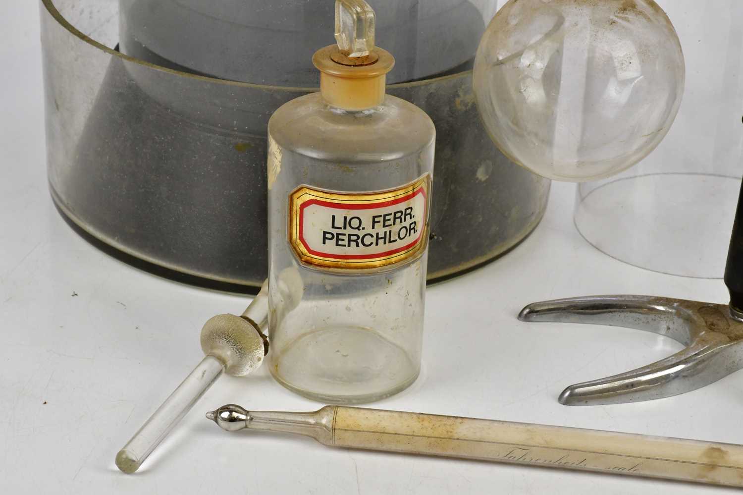 A glass apothecary jar and cover, with label for ‘Liq. Ferr Perchlor’, height 19.5cm, with a glass - Image 2 of 4