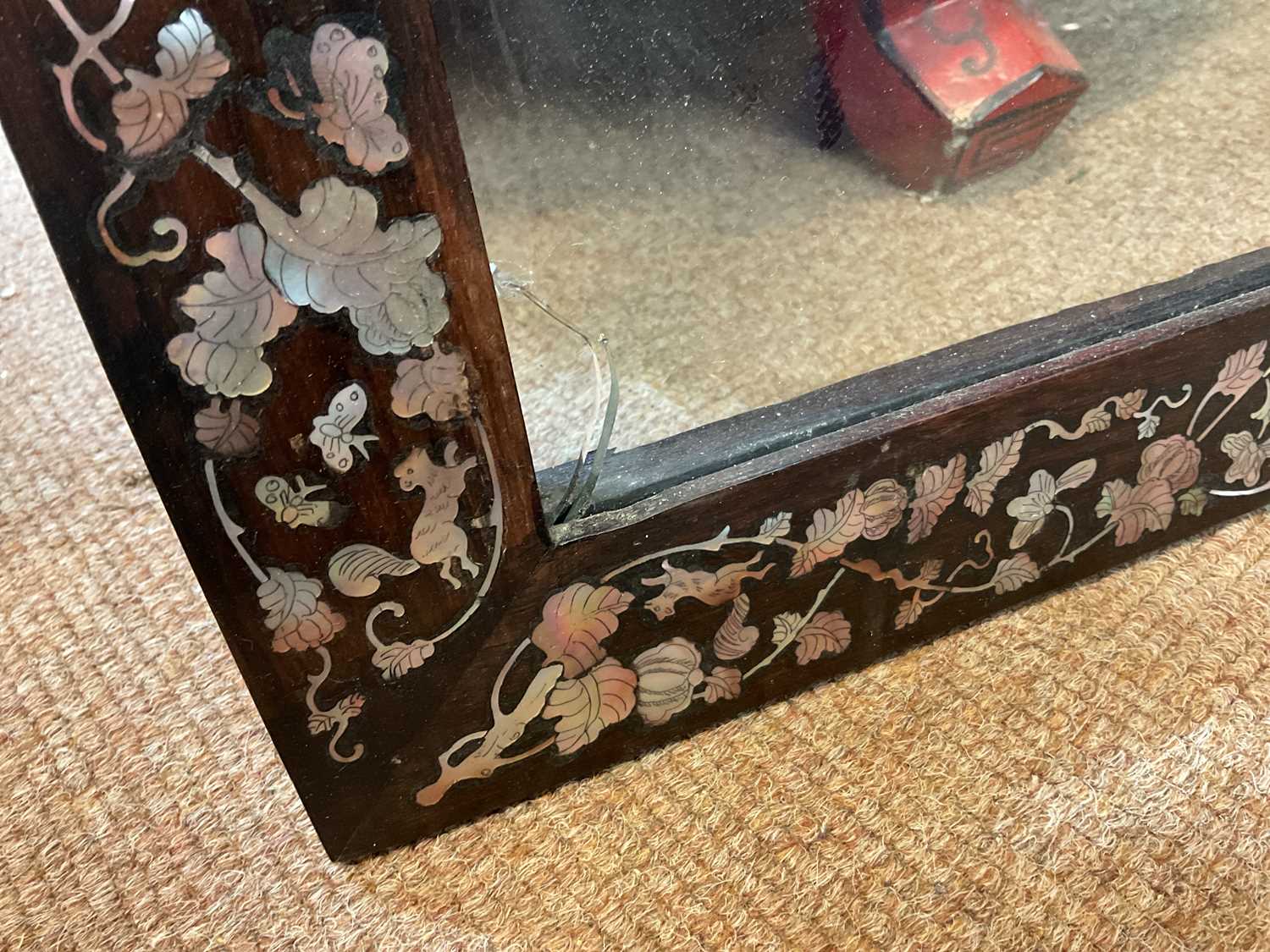 A Chinese ebonised carved display cabinet with mother of pearl inlaid decoration depicting - Bild 13 aus 13