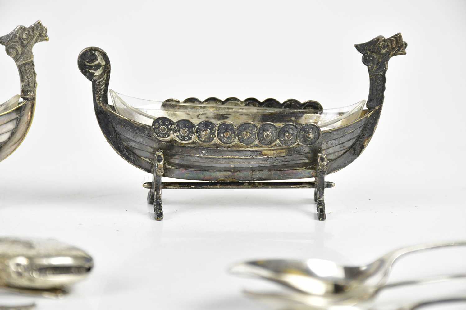 BOODLE & DUNTHORNE; an Elizabeth II hallmarked silver alms dish of small proportions, Sheffield - Bild 2 aus 4