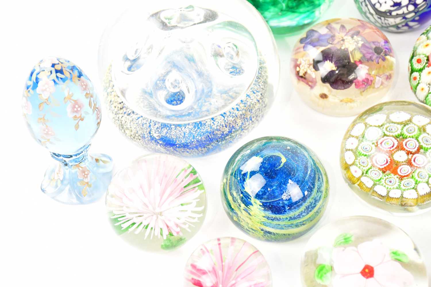 A collection of various glass paperweights including a hand painted A Meeks limited edition - Bild 2 aus 5