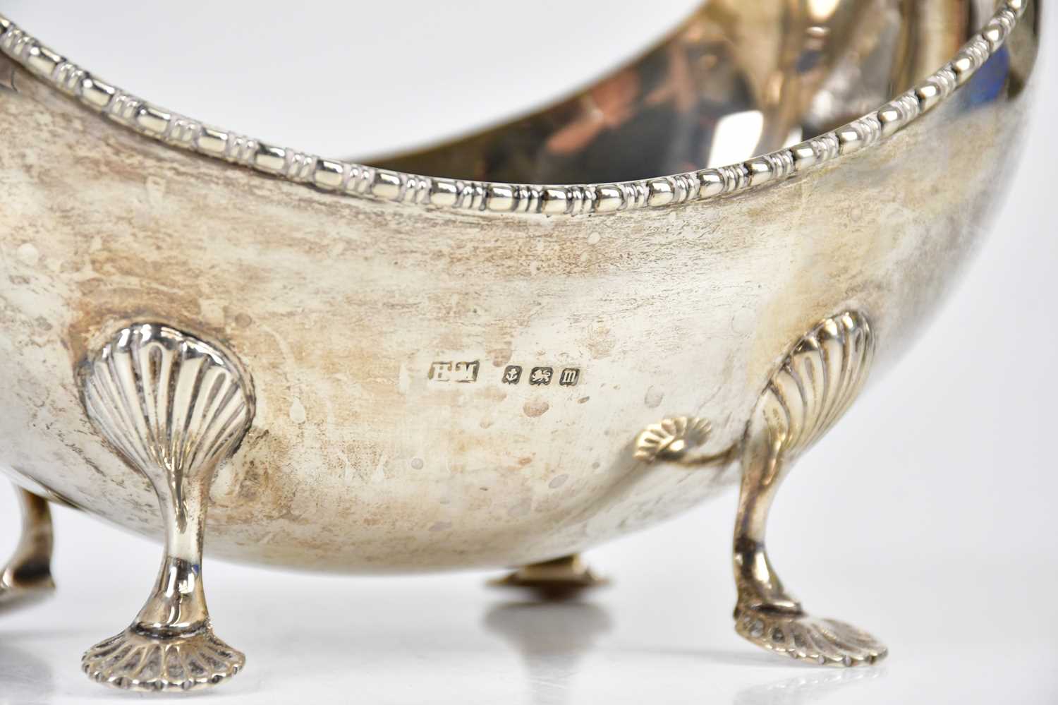 HENRY MATTHEWS; a George V hallmarked silver basket of oval form, with cast beaded rim, on four open - Bild 4 aus 4