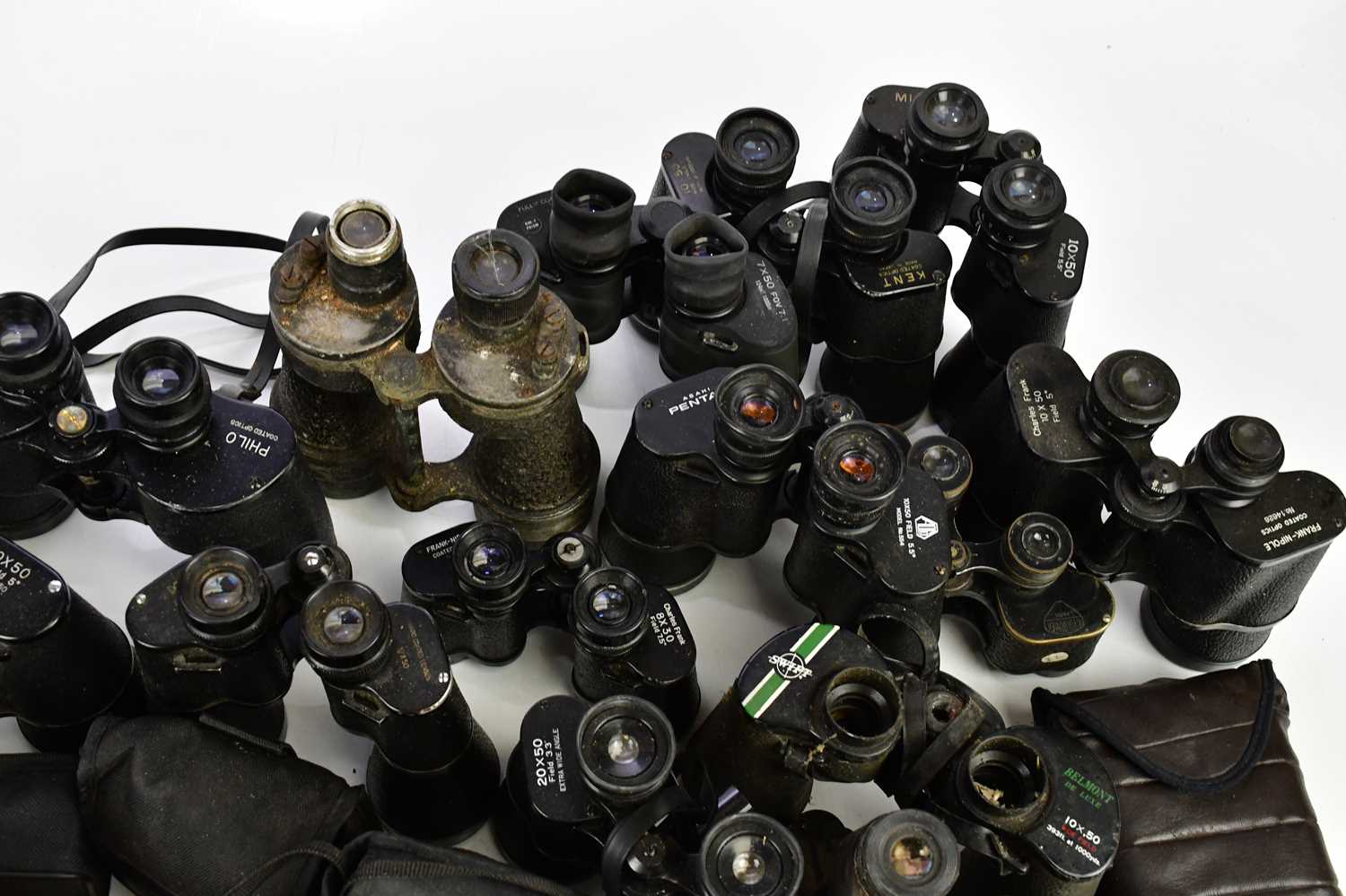 A collection of vintage and modern binoculars and other optical devices, predominantly unboxed. - Image 5 of 7