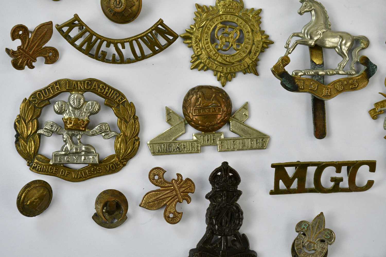 A small collection of assorted cap badges including the Cheshire Regiment, Royal Artillery, London - Image 4 of 5