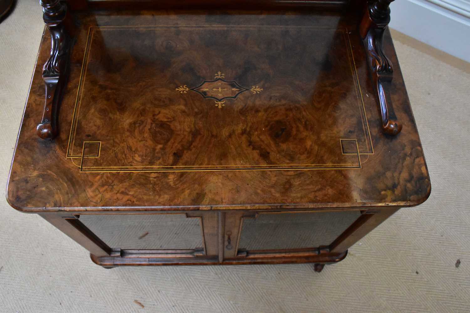 A Victorian inlaid walnut music cabinet with two glazed doors, height 105cm, width 67cm, depth - Bild 3 aus 5