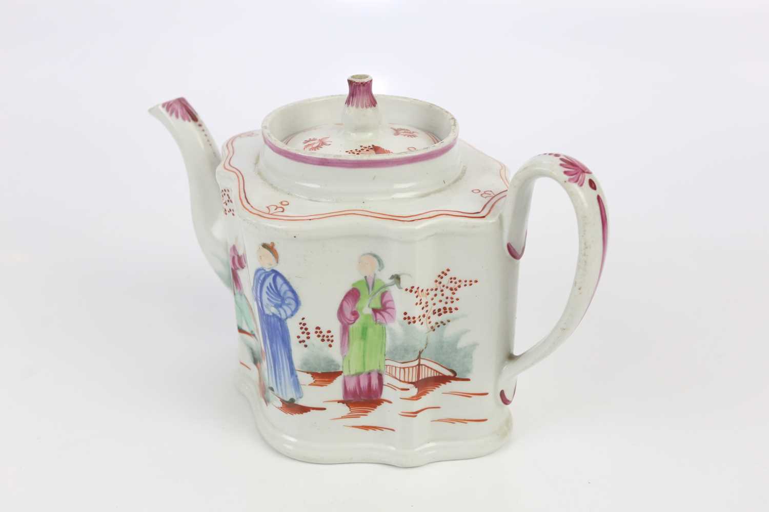 NEW HALL; a late 18th century porcelain teapot, decorated with Oriental figures in a garden, pattern - Bild 3 aus 5