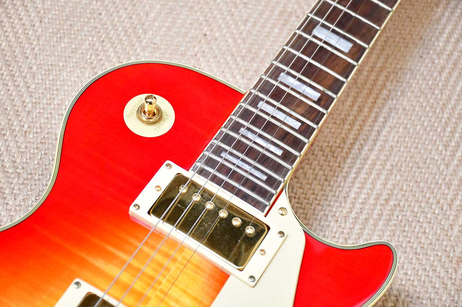 A Gibson style Les Paul custom electric guitar, serial number 01433746, together with Gibson case - Image 11 of 16
