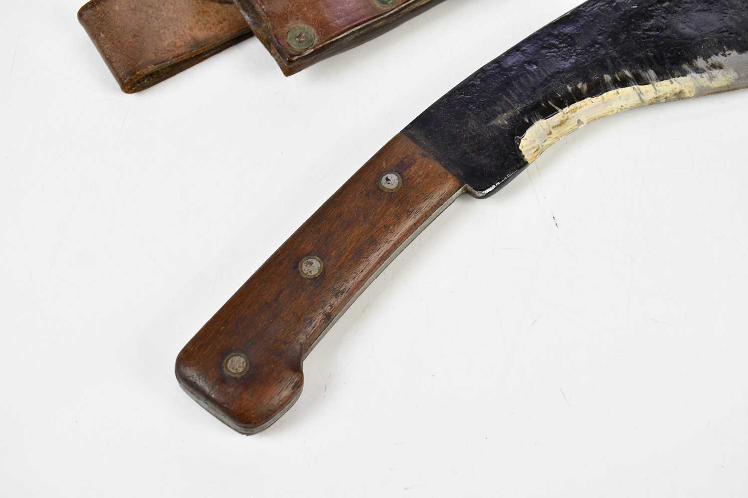 A wooden handled cutlass in leather scabbard. - Bild 2 aus 6