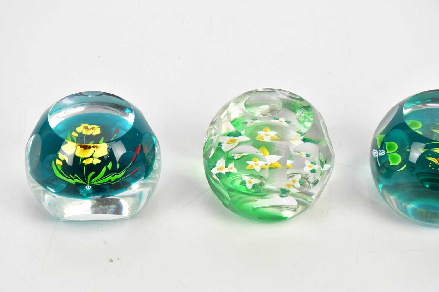 WHITEFRIARS, CAITHNESS; four contemporary faceted glass limited edition paperweights including ' - Bild 2 aus 4
