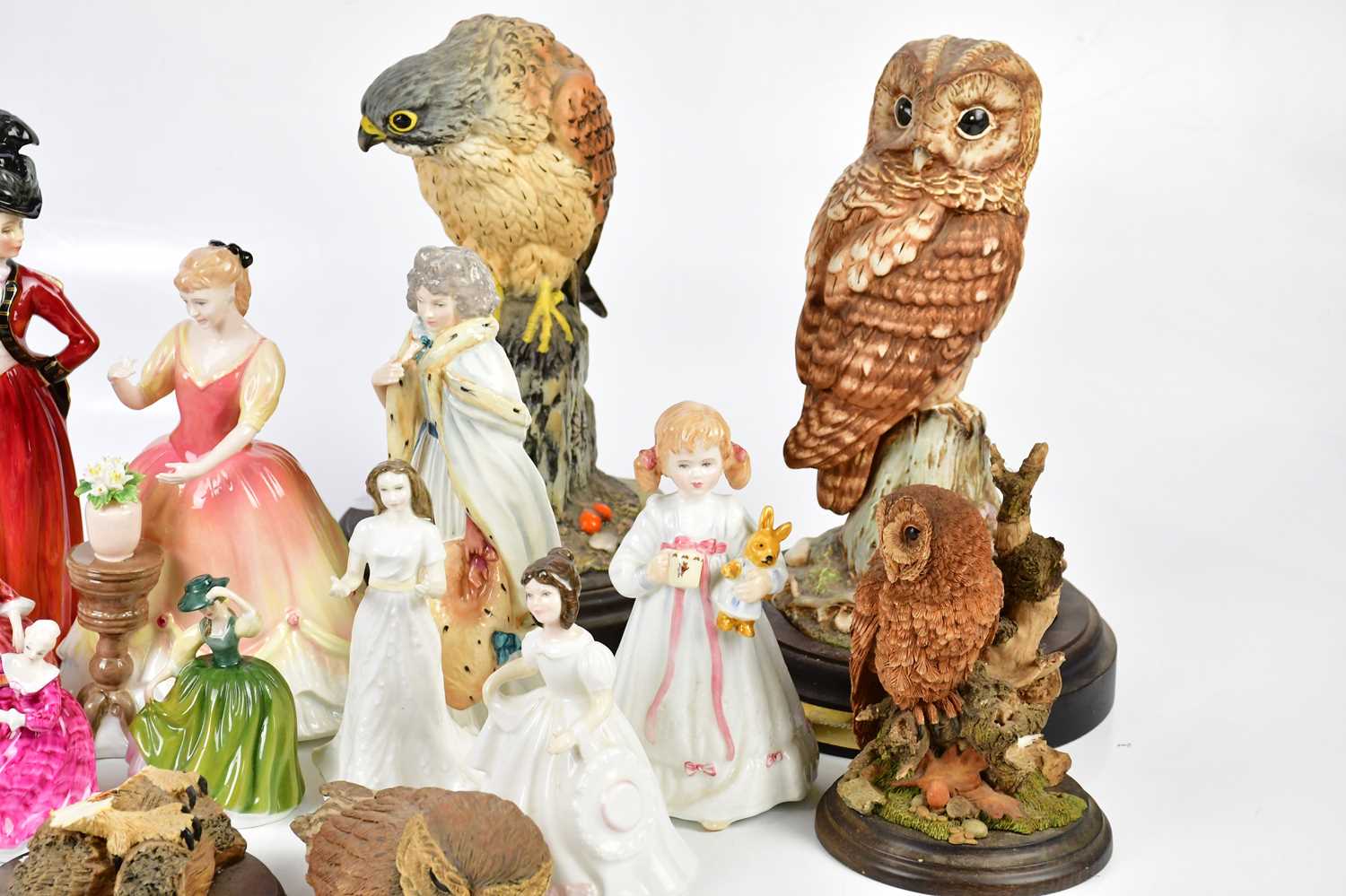 ROYAL DOULTON; a collection of figures including 'Harmony' HN4096, 'Bunny's Bedtime' HN3370, ' - Bild 2 aus 4