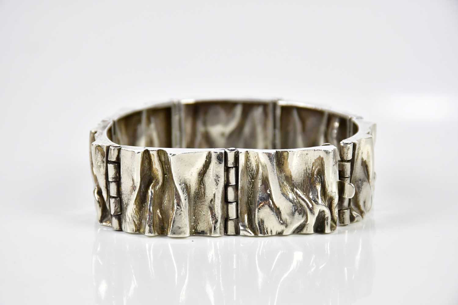 MATTI J HYVARINEN; a stylish Finnish hallmarked silver 925 bracelet made up of seven hinged textured - Image 2 of 6