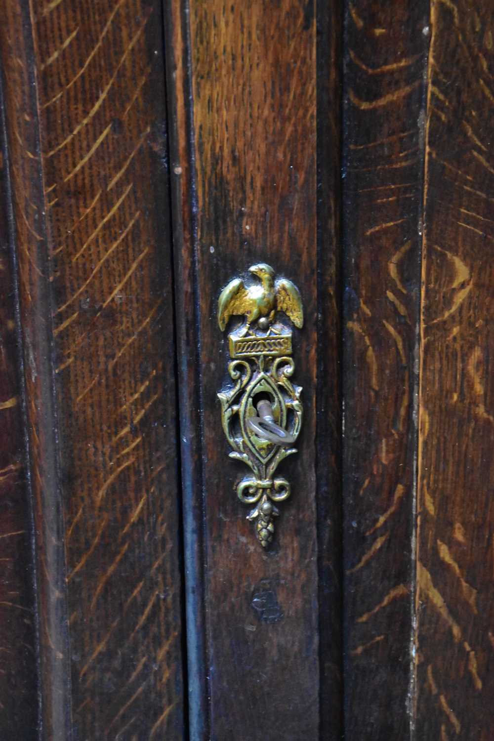 A George III oak corner cupboard, with two panelled doors flanked by fluted pilasters, above two - Bild 3 aus 5