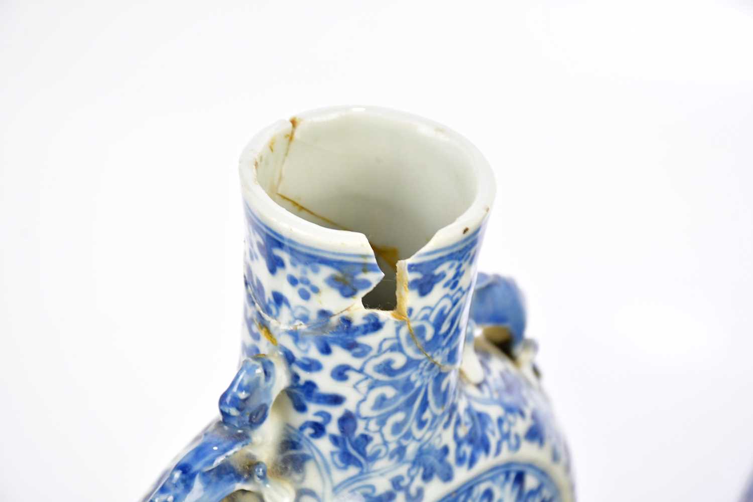 A collection of 18th century and later blue and white ceramics to include plates, tea cups, vases, - Image 10 of 16