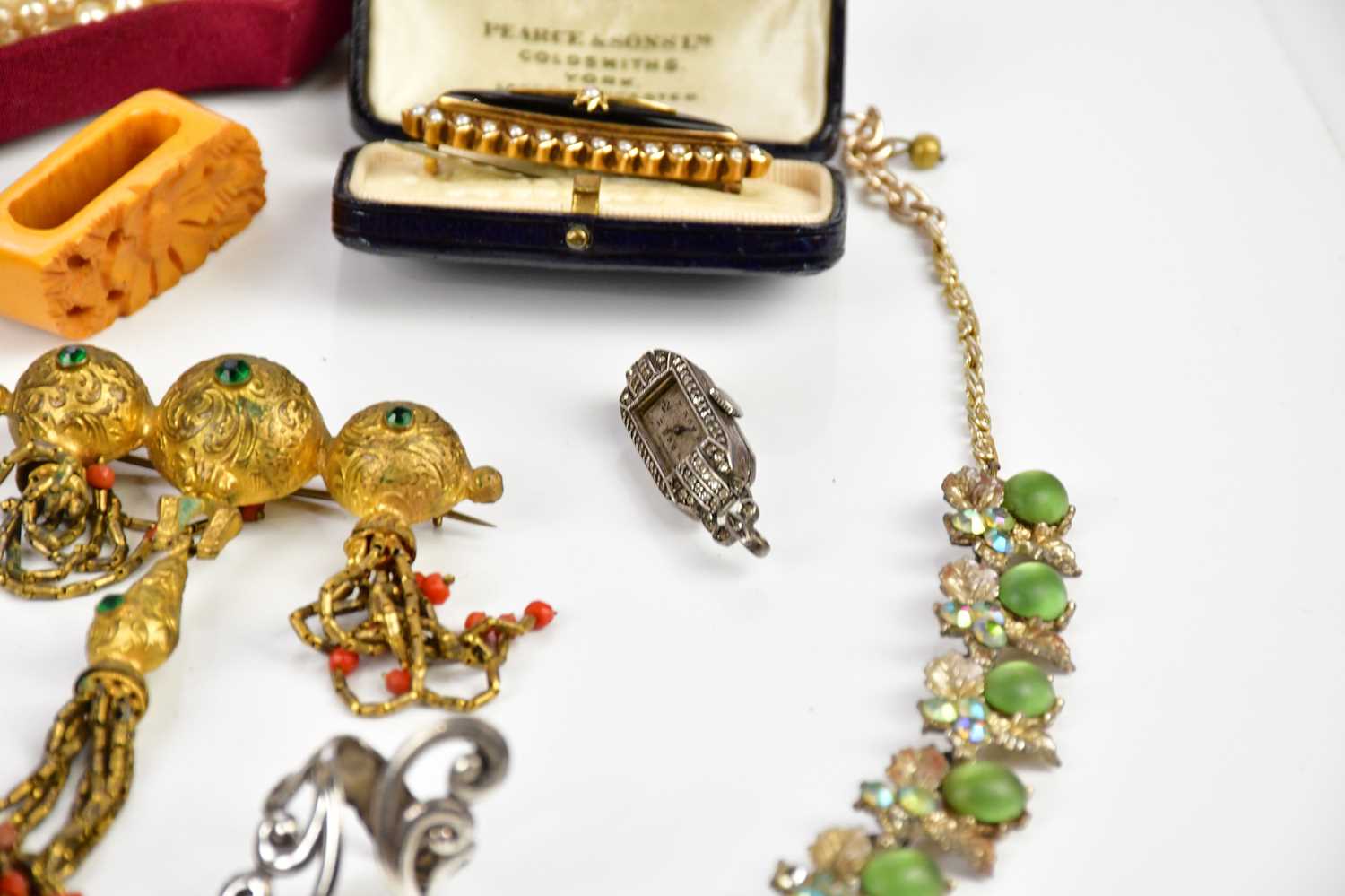 A small collection of costume jewellery to include a faux pearl necklace, bracelets, jade cufflinks, - Bild 5 aus 5