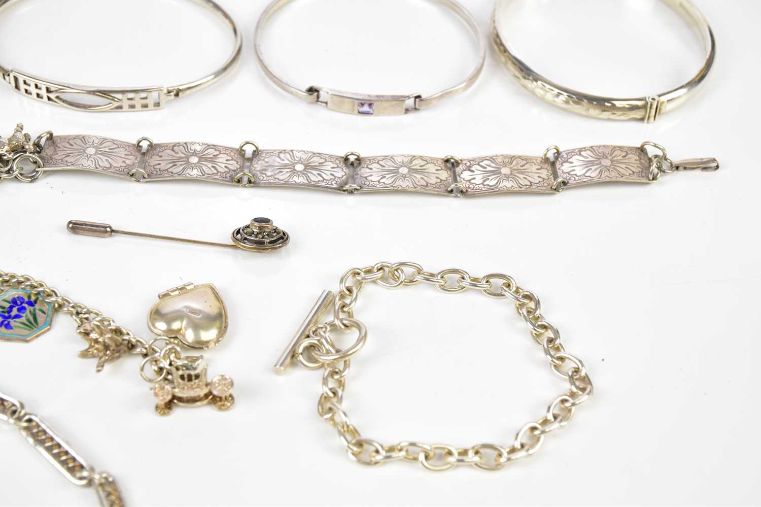 A small quantity of silver jewellery to include bracelets, bangles and a pin. - Bild 4 aus 5