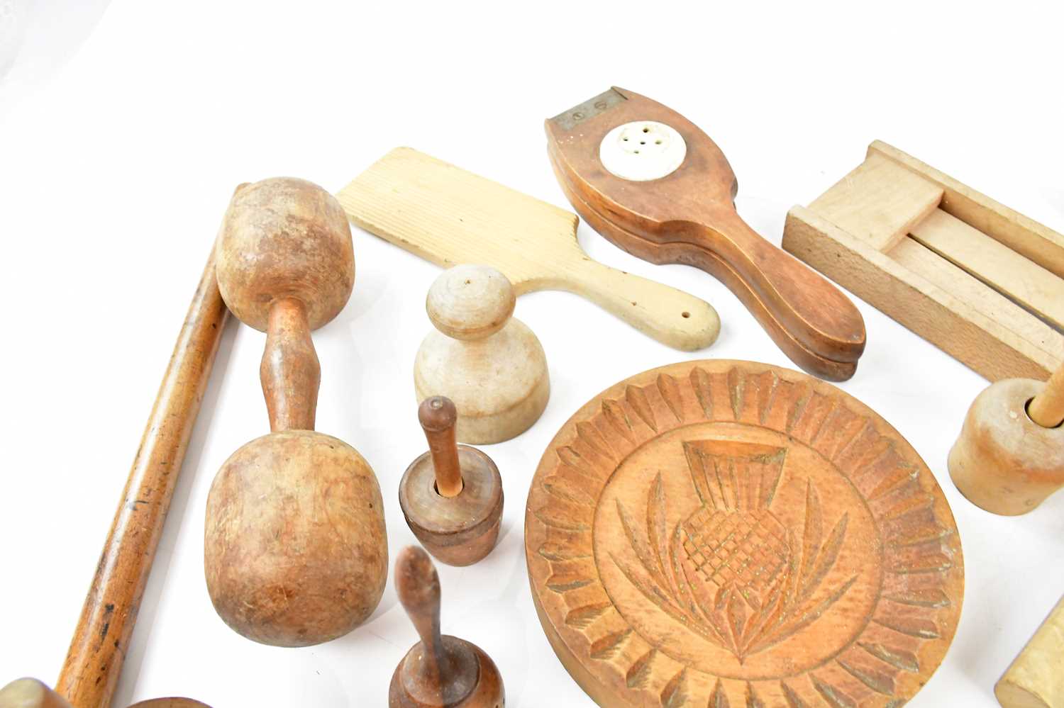 A collection of 19th/early 20th century treen kitchenalia including presses, butter and biscuit - Bild 5 aus 5