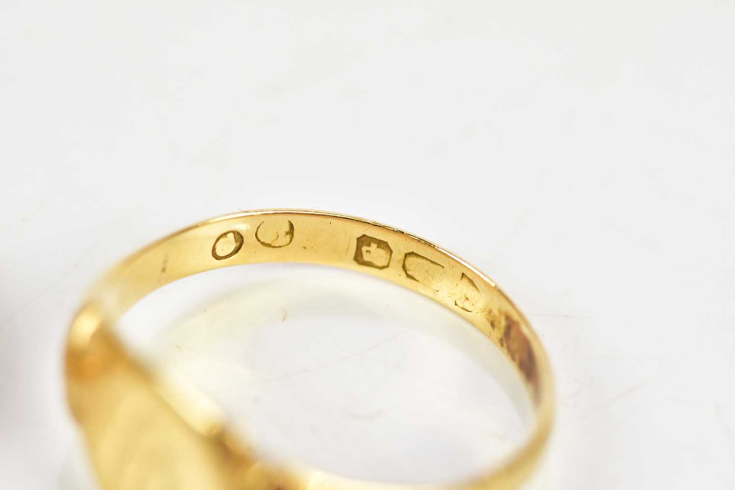 A lady's 9ct gold signet ring, approx size L, and a further gold signet ring (marks rubbed), size N, - Bild 4 aus 4