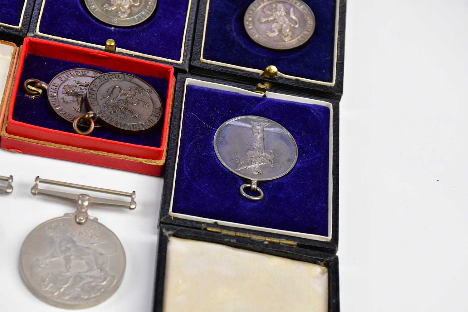 Six WWII medals comprising 1939/45 Medal, the Defence Medal, two Italy Stars, the 1939/45 Star, - Bild 5 aus 5