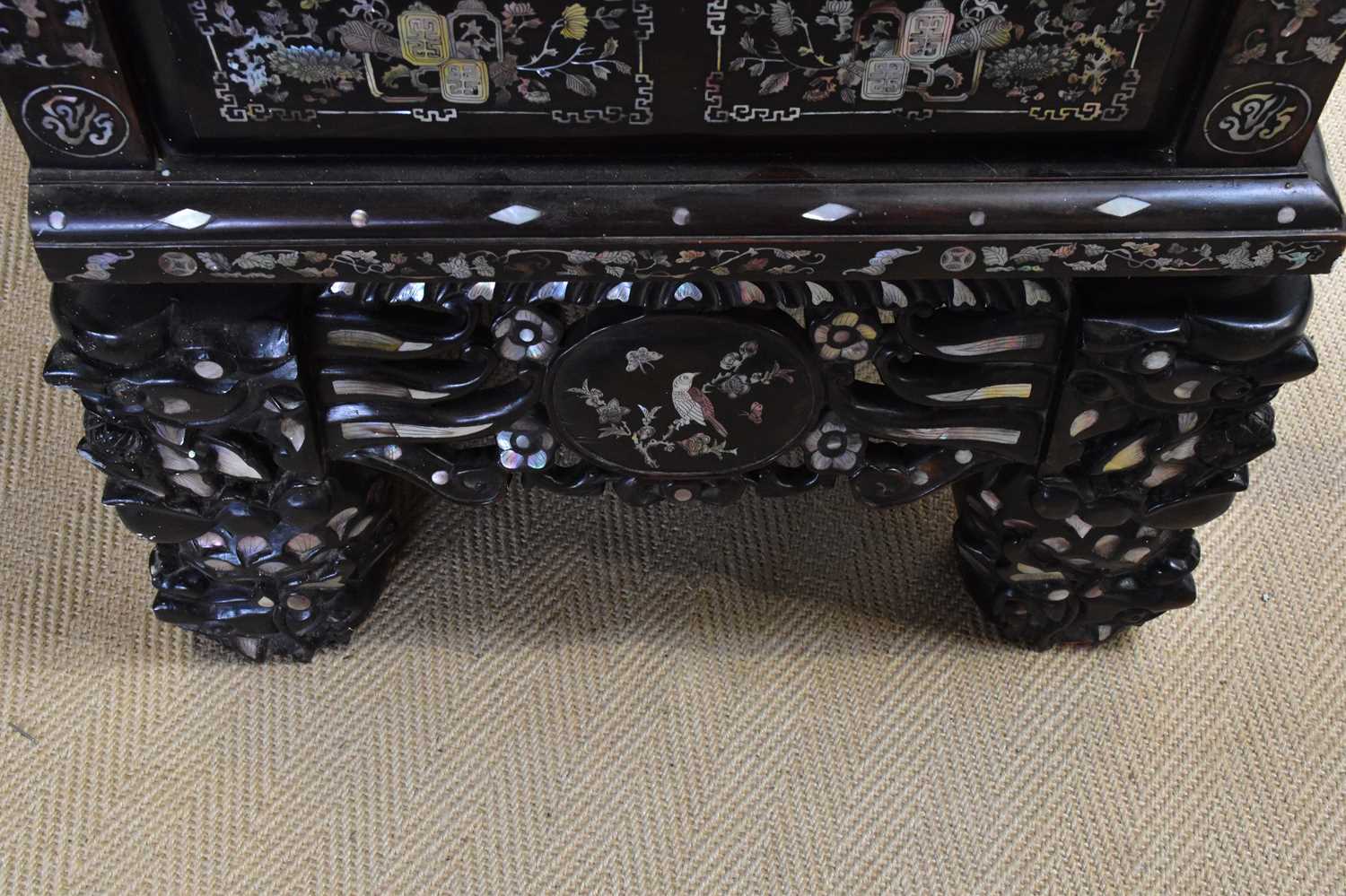 A Chinese ebonised carved display cabinet with mother of pearl inlaid decoration depicting - Bild 4 aus 13