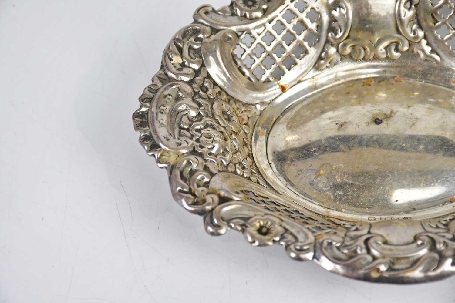 J J; a Victorian hallmarked silver bonbon dish of oval form, with pierced and repoussé decorated - Bild 3 aus 5