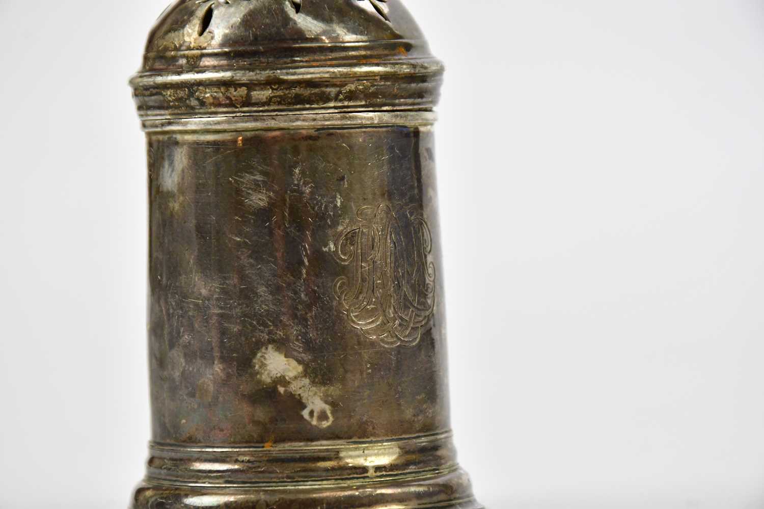 A Georgian hallmarked silver pounce pot of typical cylindrical form with pierced top, (marks - Image 4 of 5