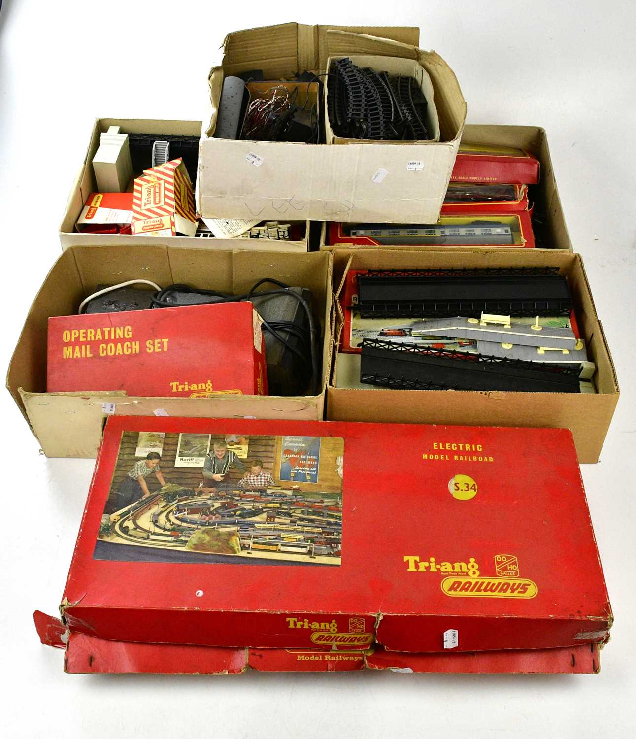 TRI-ANG; a boxed RS34 OO/HO gauge train set, Tri-ang Hornby electric train set, mail coach, assorted