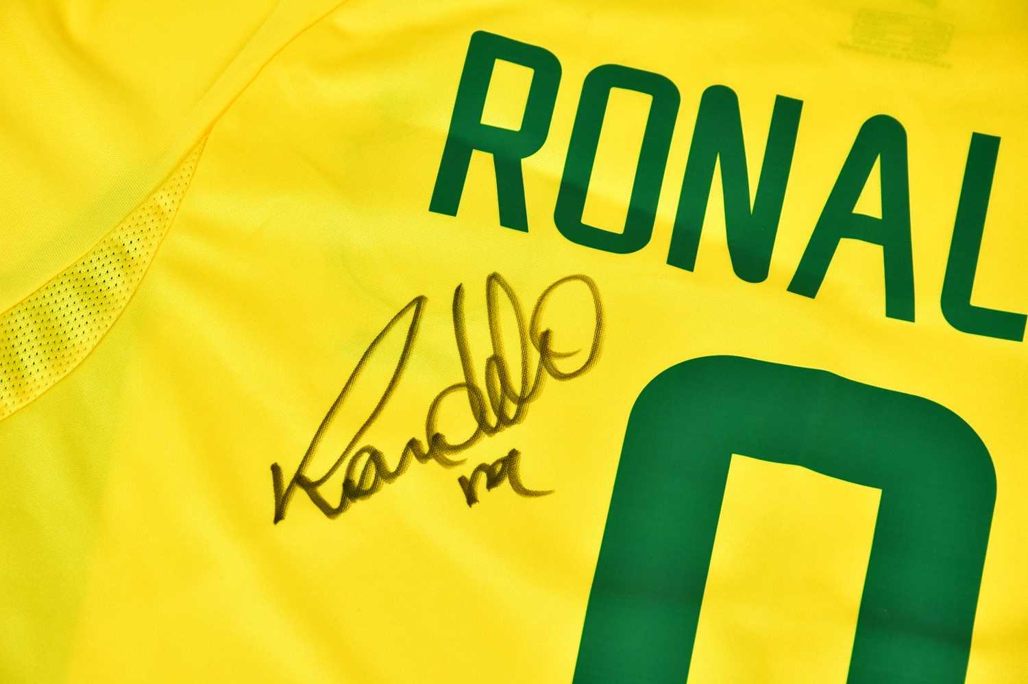 RONALDO (R9); a signed 2002 retro style Brazil football shirt, signed to the reverse, size L. - Image 3 of 3