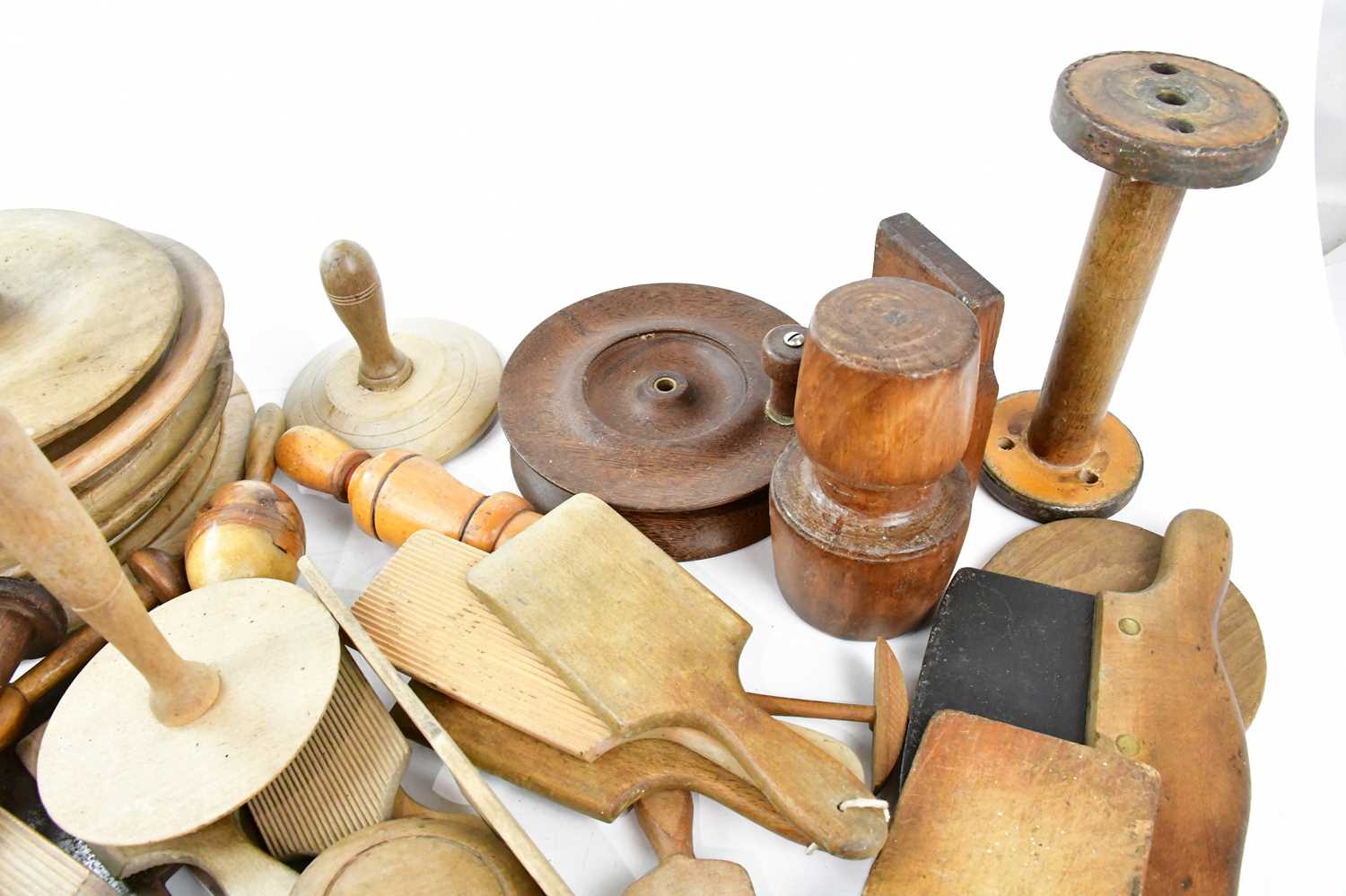 A collection of 19th/early 20th century treen including breadboards, butter pats, etc. - Bild 4 aus 4