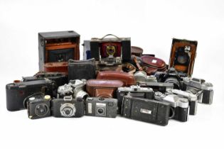 A collection of film cameras, mostly 35mm, to include a Pentax AF Zoom, a Minolta Dynax 3000i, a