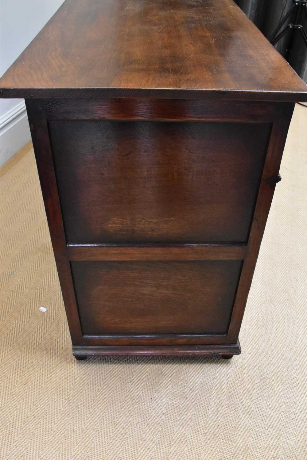 A reproduction oak dresser base with three drawers above three panelled cupboard doors on block - Image 4 of 4