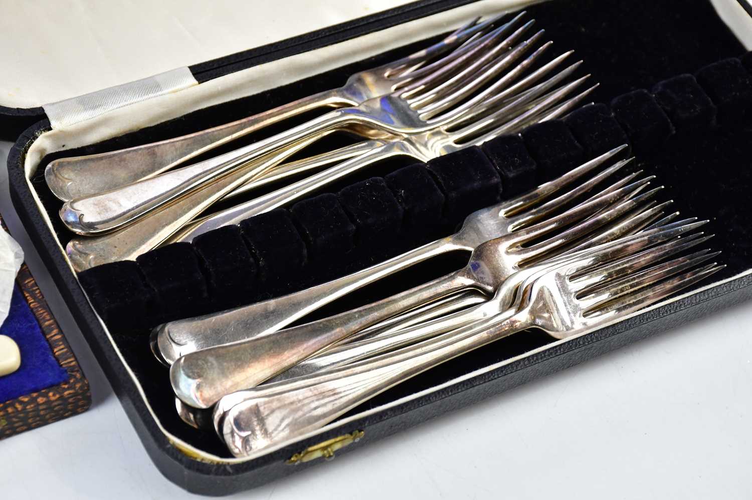 A collection of assorted silver plated cutlery, predominantly cased, a diamond cut throat razor, - Bild 3 aus 5