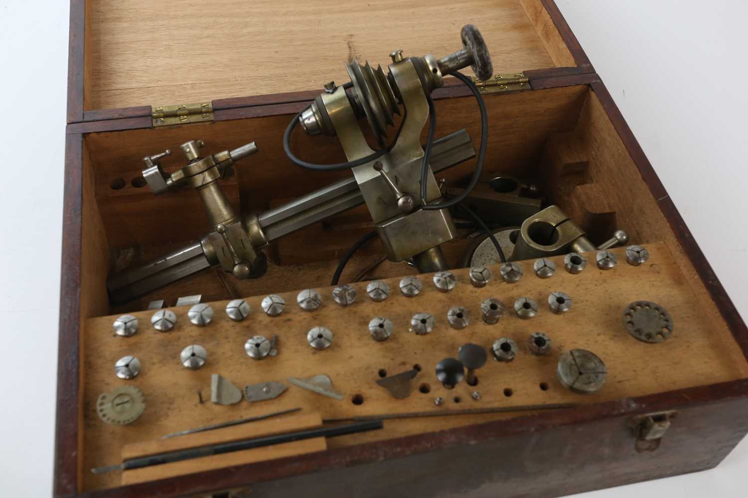 A small collection of watch making tools including a lathe. - Bild 5 aus 6