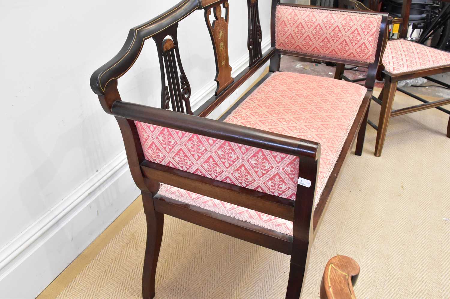 An Edwardian inlaid mahogany three piece salon suite comprising settee and two elbow chairs (3). - Bild 5 aus 5