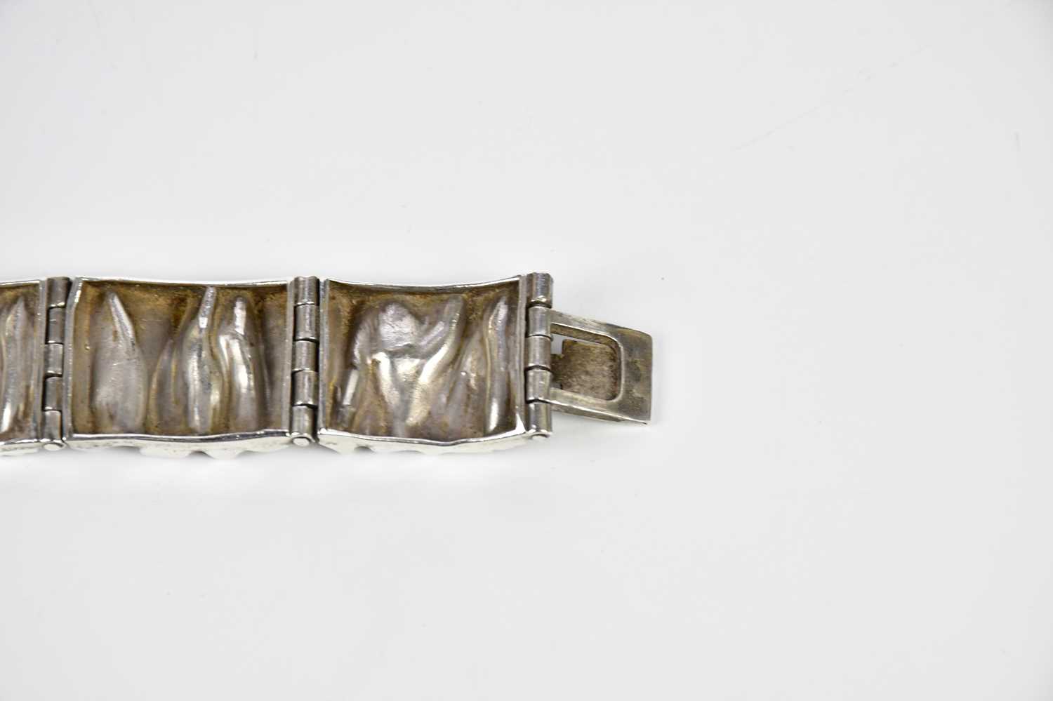 MATTI J HYVARINEN; a stylish Finnish hallmarked silver 925 bracelet made up of seven hinged textured - Image 6 of 6