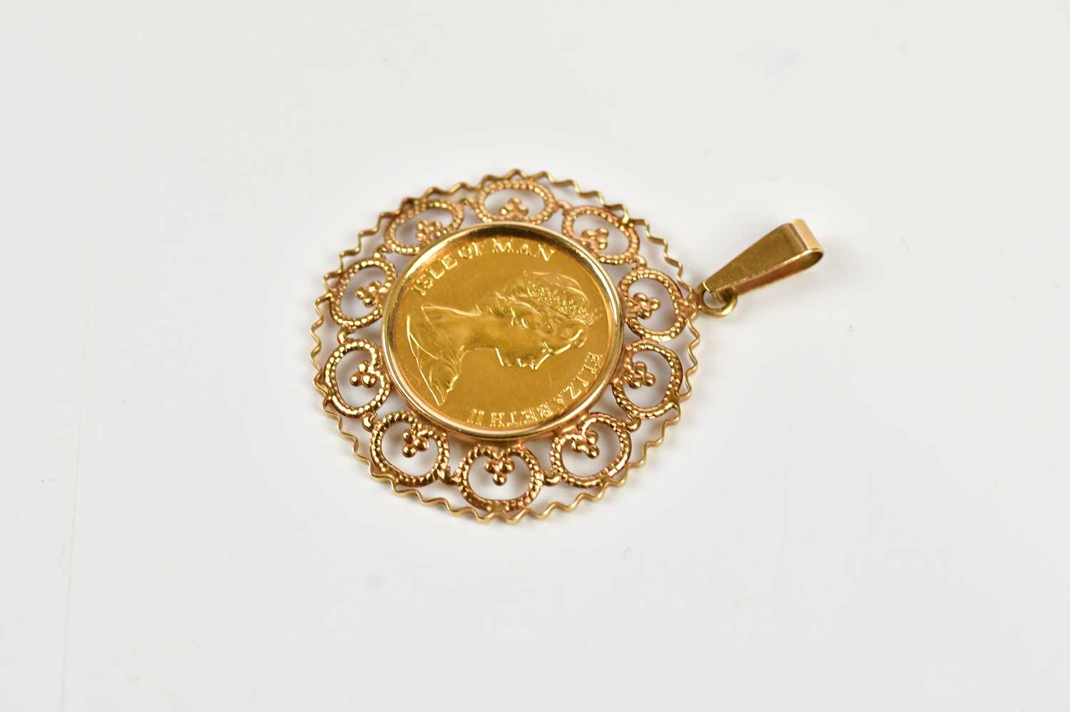 An Elizabeth II Isle of Man half sovereign 1974, in 9ct pendant mount, total weight 5.8g. - Bild 4 aus 4