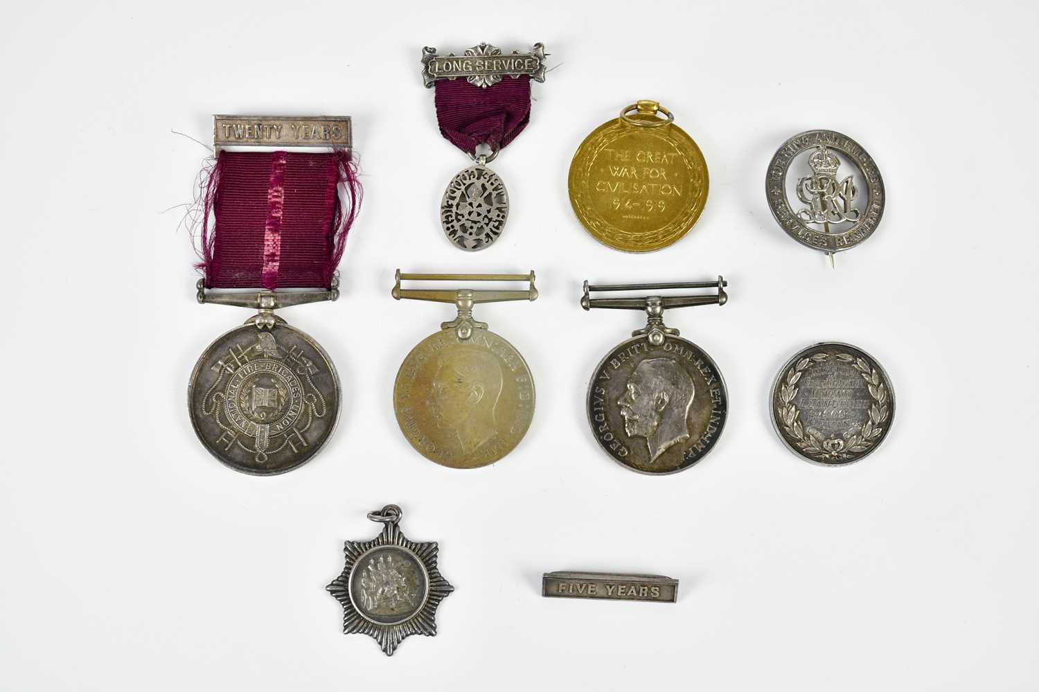 A small group of medals and badges, comprising a WWI Victory Medal named to 4636, Private A.E