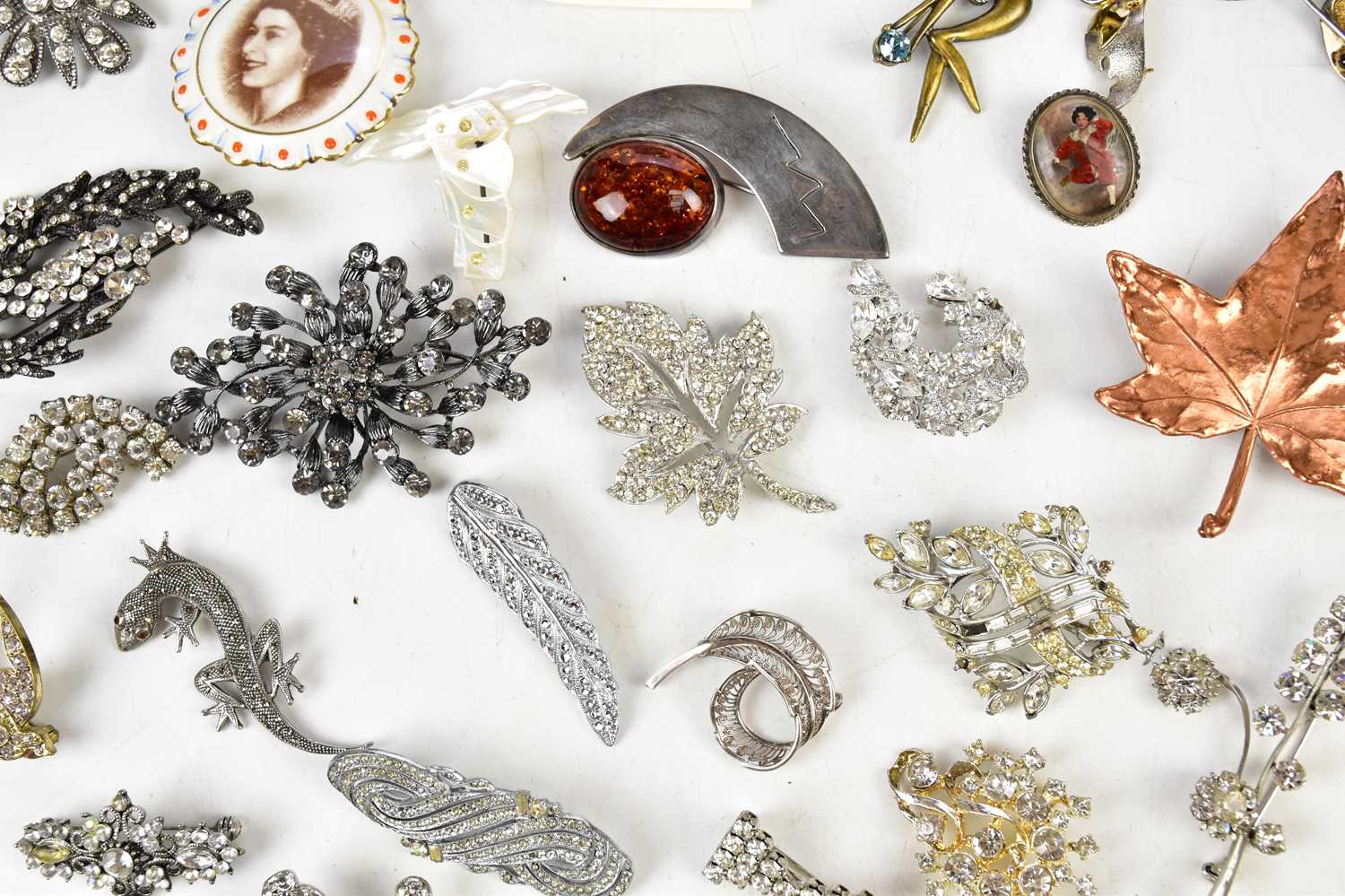 A large collection of brooches to include some yellow and white metal examples, some pewter - Image 2 of 7