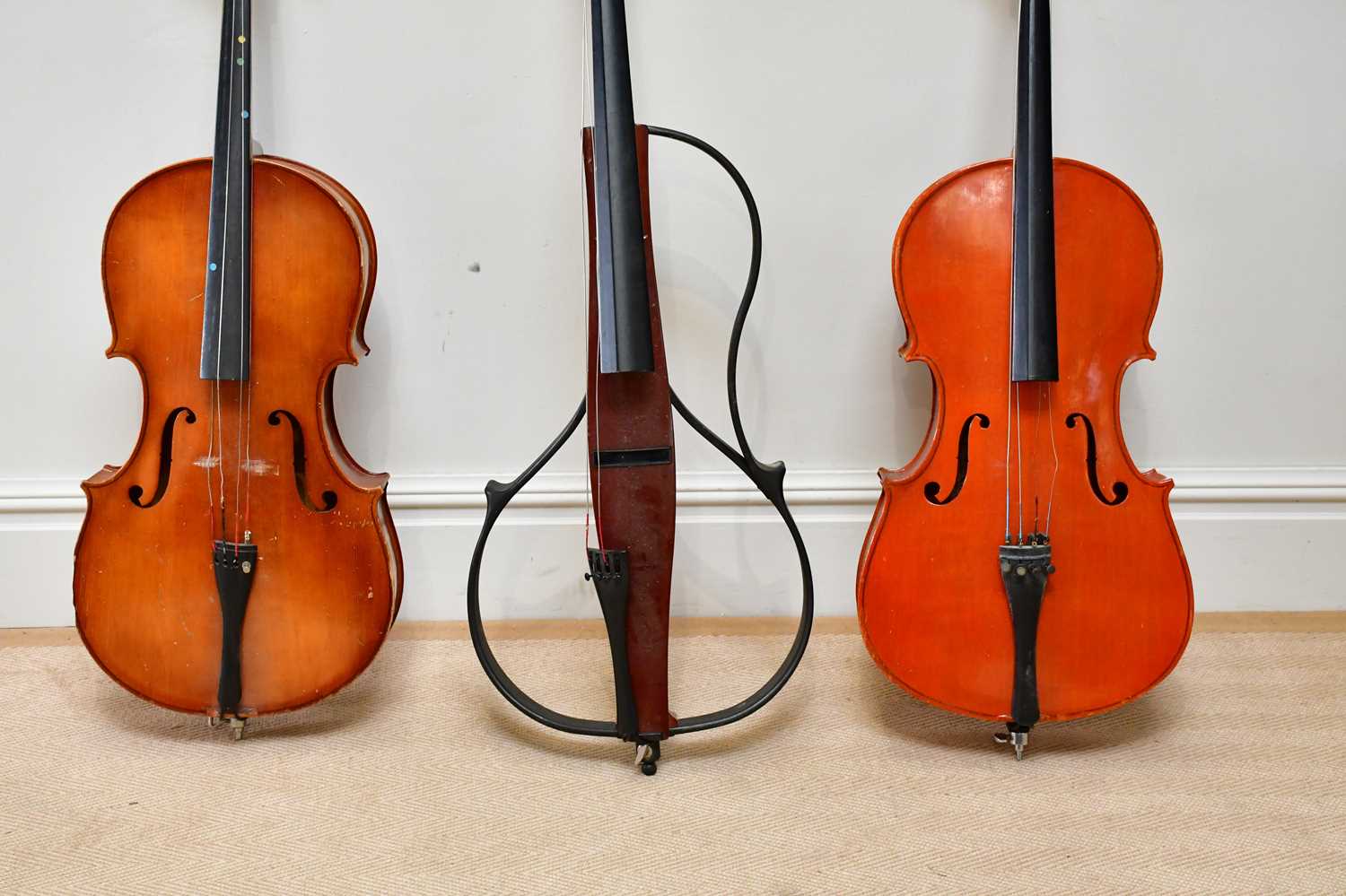 A modern Rudall, Carte & Co 'Sonata' cello, a Chinese student's cello (af) and a practice cello ( - Bild 3 aus 5